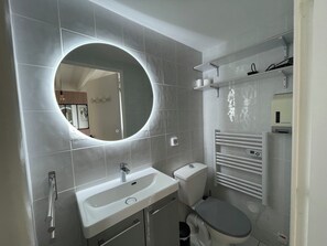 Dusche, Haartrockner, Handtücher, Toilettenpapier