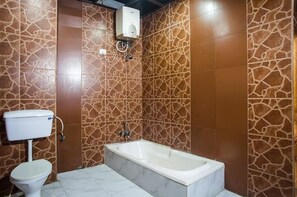 Toalhas de banho, sabonete, papel higiênico