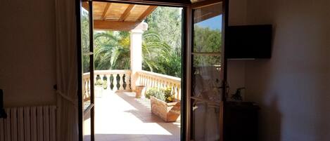 3 soverom, skrivebord, strykejern/-brett og reiseseng for barn