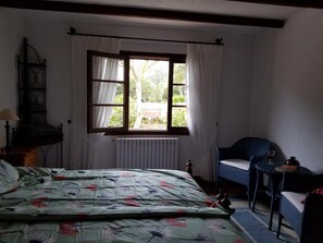 3 habitaciones, escritorio y tabla de planchar con plancha