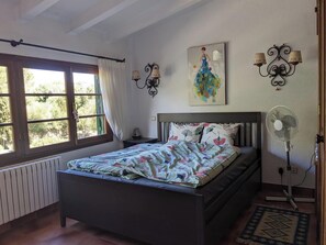 3 Schlafzimmer, Schreibtisch, Bügeleisen/Bügelbrett, Reisekinderbett