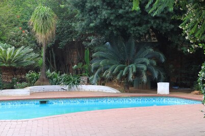 Tranquil condo with pool & braai area in vibrant Randburg