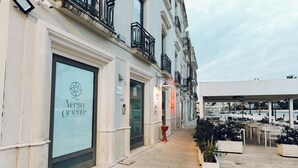 A street with storefronts, including a visible sign for 'Verso Oriente'. - Verso Oriente  (Brindisi)