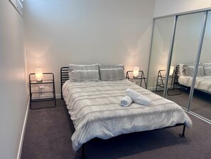 مكواة/لوح كي وواي فاي مجانًا وملاءات أسرّة