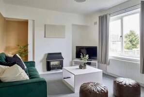 House | Living area | Fireplace - Cosy 3Br House With Fireplace & Private Garden (Nottingham)