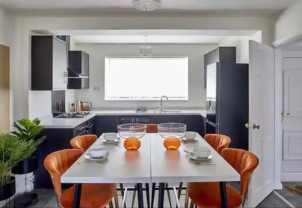 House | Dining - Cosy 3Br House With Fireplace & Private Garden (Nottingham)