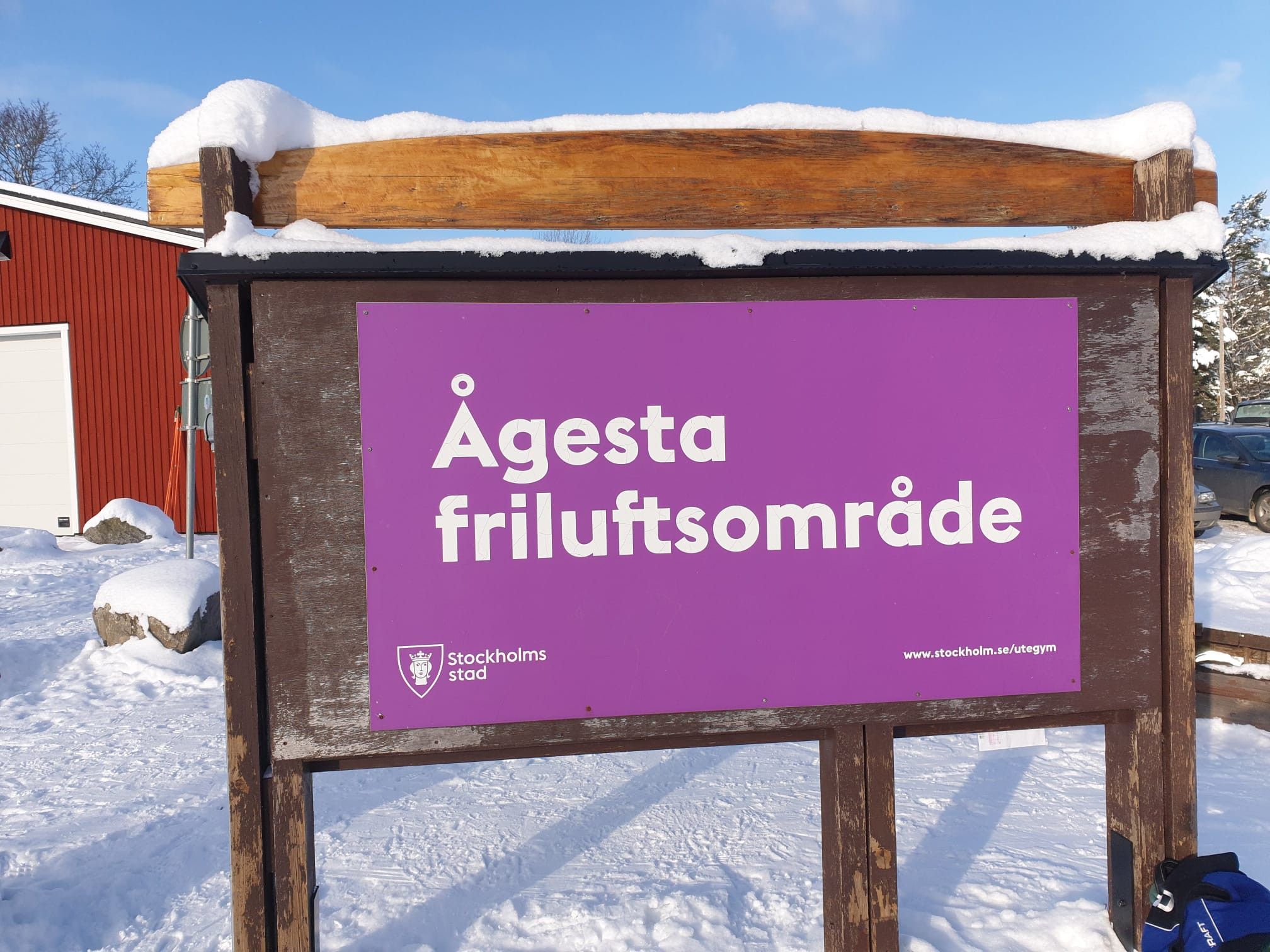 A sign for Agesta Friluftssområde with a website URL.