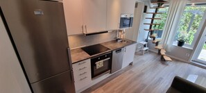 Kaffe- och tebryggare, kylskåp, mikrovågsugn och ugn