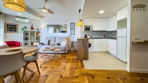 Un appartement moderne comprenant un coin repas, un salon et une cuisine.