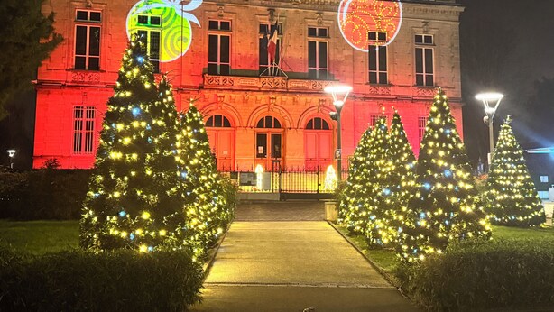 A historic building with a clock tower, illuminated Christmas trees, and festive decorations. - Close to Paris and Disney, Self-contained apartment (Le Perreux-sur-Marne)