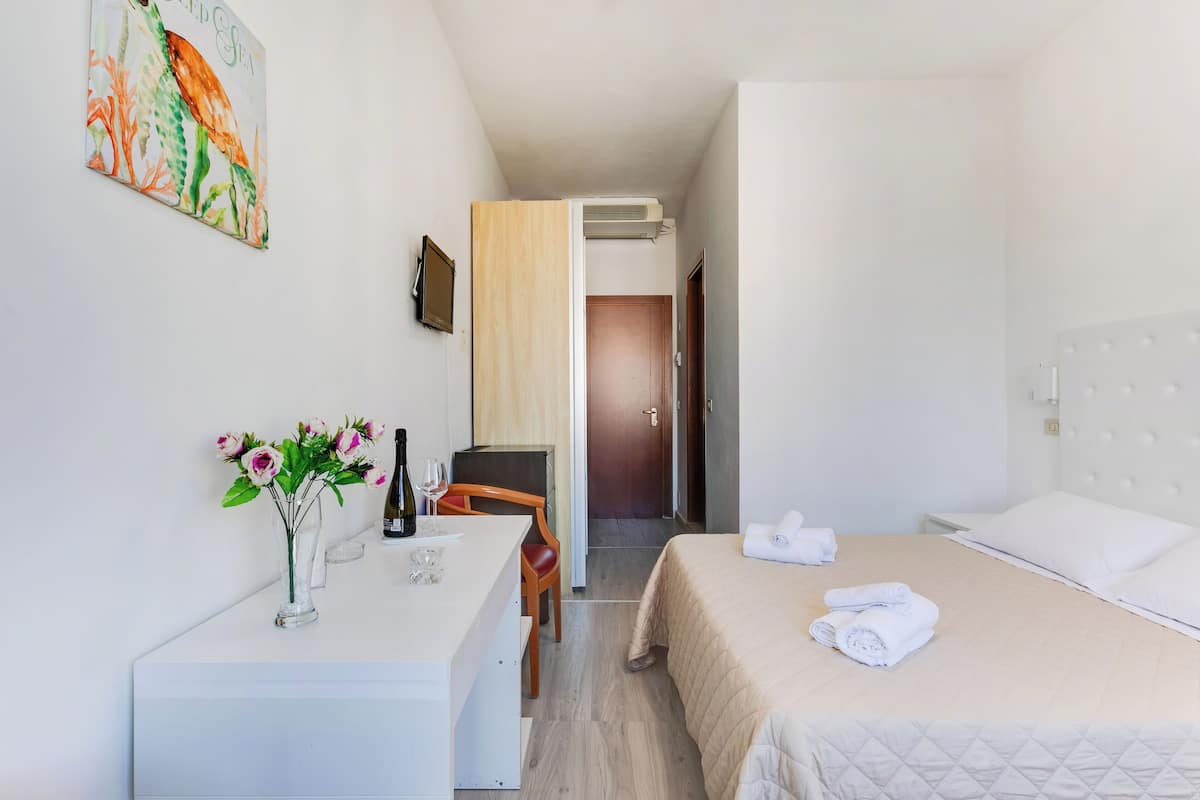 Camera doppia, 1 letto matrimoniale o 2 letti singoli, balcone | Una cassaforte in camera, una scrivania, insonorizzazione