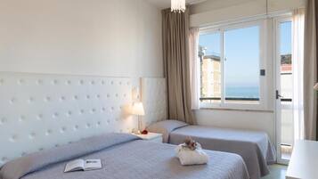 Camera quadrupla, balcone, vista mare | Una cassaforte in camera, una scrivania, insonorizzazione