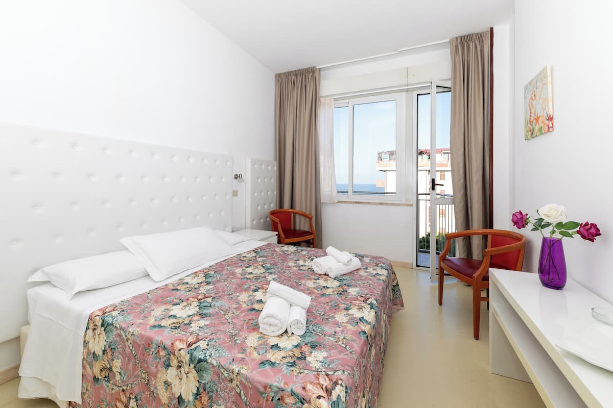 Camera doppia, 1 letto matrimoniale, balcone, vista mare | Una cassaforte in camera, una scrivania, insonorizzazione