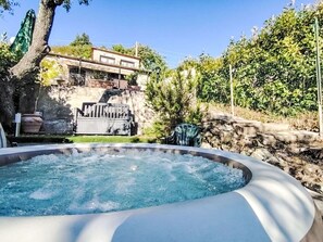 Bañera de hidromasaje al aire libre