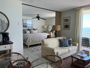 Smart TV - 1005A Direct beach & pool view, 1 bdrm w AC, WiFi on fabulous Ft Myers Beach. (Fort Myers Beach)