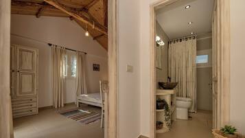 Apartemen Tradisional, 2 kamar tidur, pemandangan gunung | Kamar mandi | Pengering rambut, sandal, dan handuk