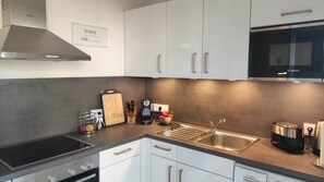 Kühlschrank, Mikrowelle, Ofen, Herdplatte
