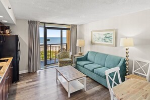 Smart TV, livros, aparelho de som