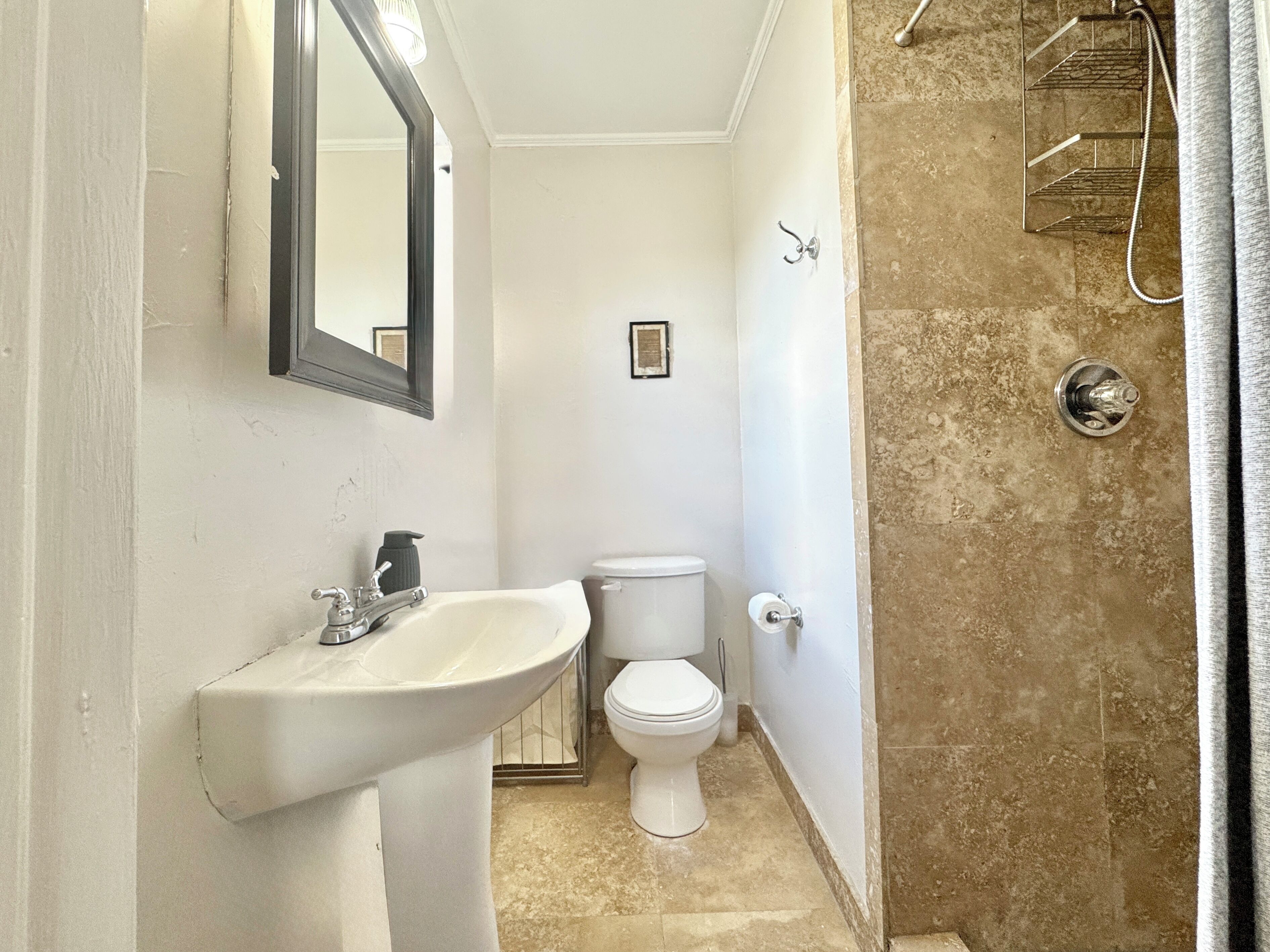 Douche, serviettes fournies, papier toilette