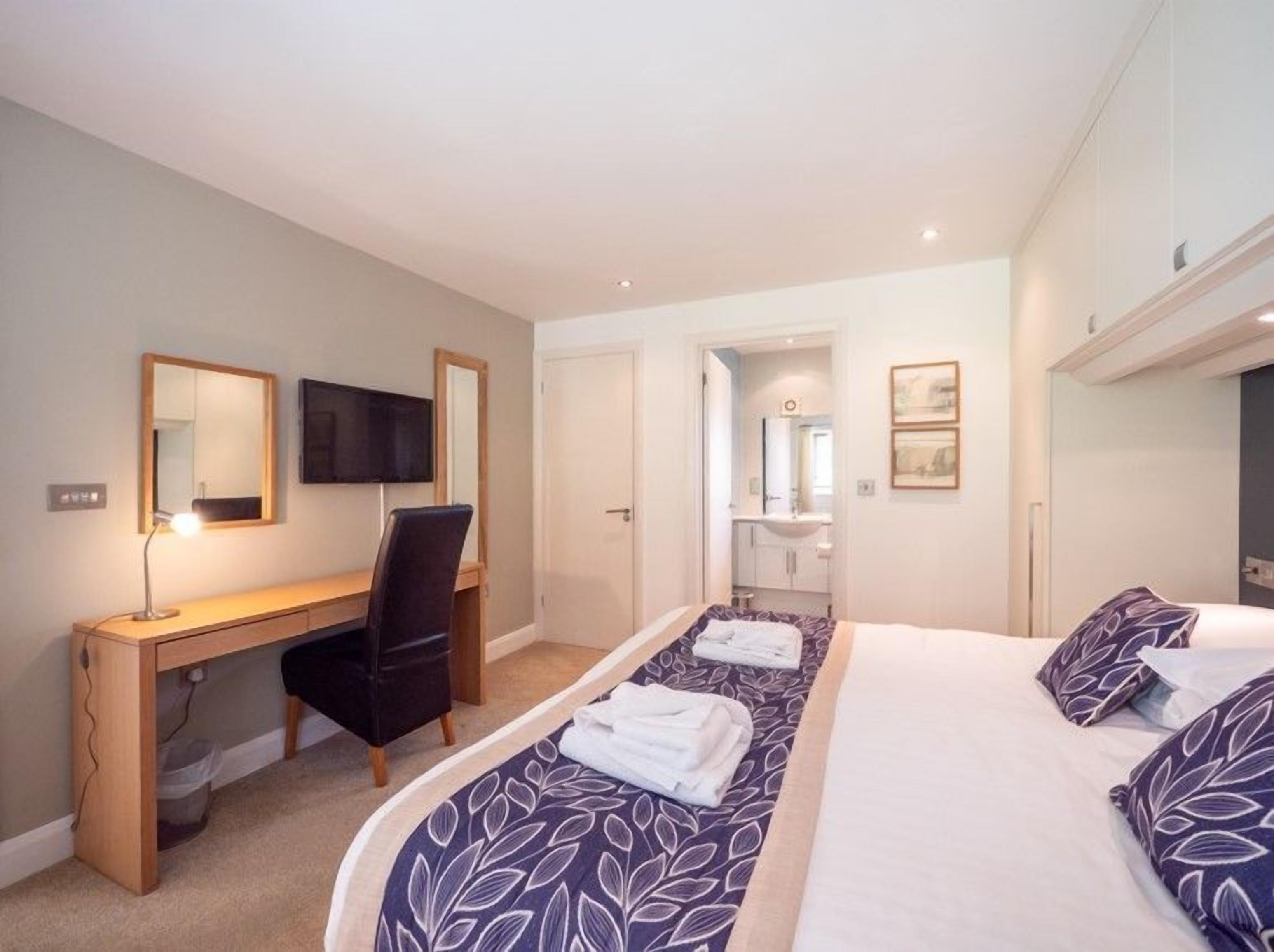 3 bedrooms, bed sheets