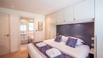 3 bedrooms, bed sheets