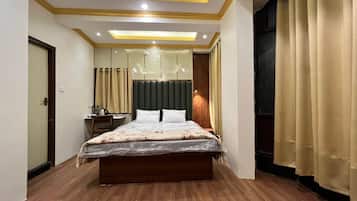 Standard Double Room, City View | Desk, laptop workspace, soundproofing, iron/ironing board