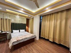 Quarto casal standard, vista para a cidade | Escrivaninha, espaço de trabalho para notebook, quartos à prova de som