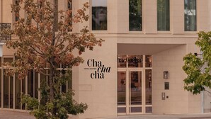 A hotel with a modern facade, multiple windows, and a sign reading "Cha cha cha". - Chachacha Hôtel (Nantes)