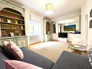 Smart TV - Charming 2-bedroom apartment in lovely Firenze with AC, WiFi (Firenze)