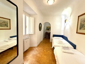 2 bedrooms, desk, iron/ironing board, WiFi - Charming 2-bedroom apartment in lovely Firenze with AC, WiFi (Firenze)