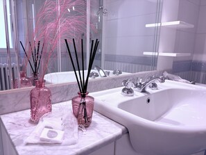 Shower, hair dryer, bidet, towels
