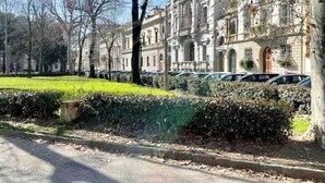 A street with a row of classical buildings, a green park, and parked cars. - Charming 2-bedroom apartment in lovely Firenze with AC, WiFi (Florence)