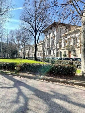 Property grounds - Charming 2-bedroom apartment in lovely Firenze with AC, WiFi (Firenze)