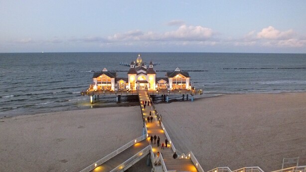 A pier extending into the sea with a building at the end, featuring multiple levels and a walkway. - Ferienwohnung Kranichring in Negast Nahe Stralsund (Steinhagen)