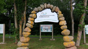 A stone archway with a welcome sign for Nordvorpommern Waldlandschaft. - Ferienwohnung Kranichring in Negast Nahe Stralsund (Steinhagen)