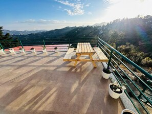 Outdoor dining - Earthview Stays - Colonel's Retreat , Mukteshwar : A serene Mountain escape . (Mukteshwar)