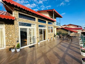 Outdoor dining - Earthview Stays - Colonel's Retreat , Mukteshwar : A serene Mountain escape . (Mukteshwar)