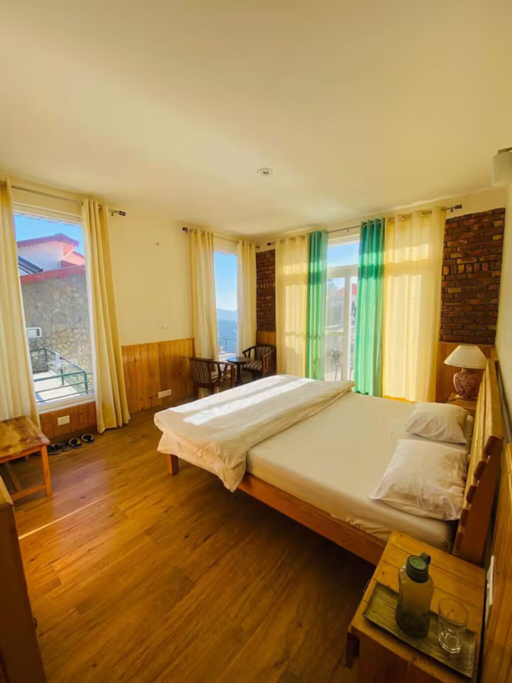 5 habitaciones, tabla de planchar con plancha, wifi y ropa de cama 