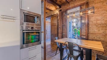 Frigorífico, microondas, horno y placa de cocina