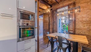 Frigorifero, microonde, forno, piano cottura