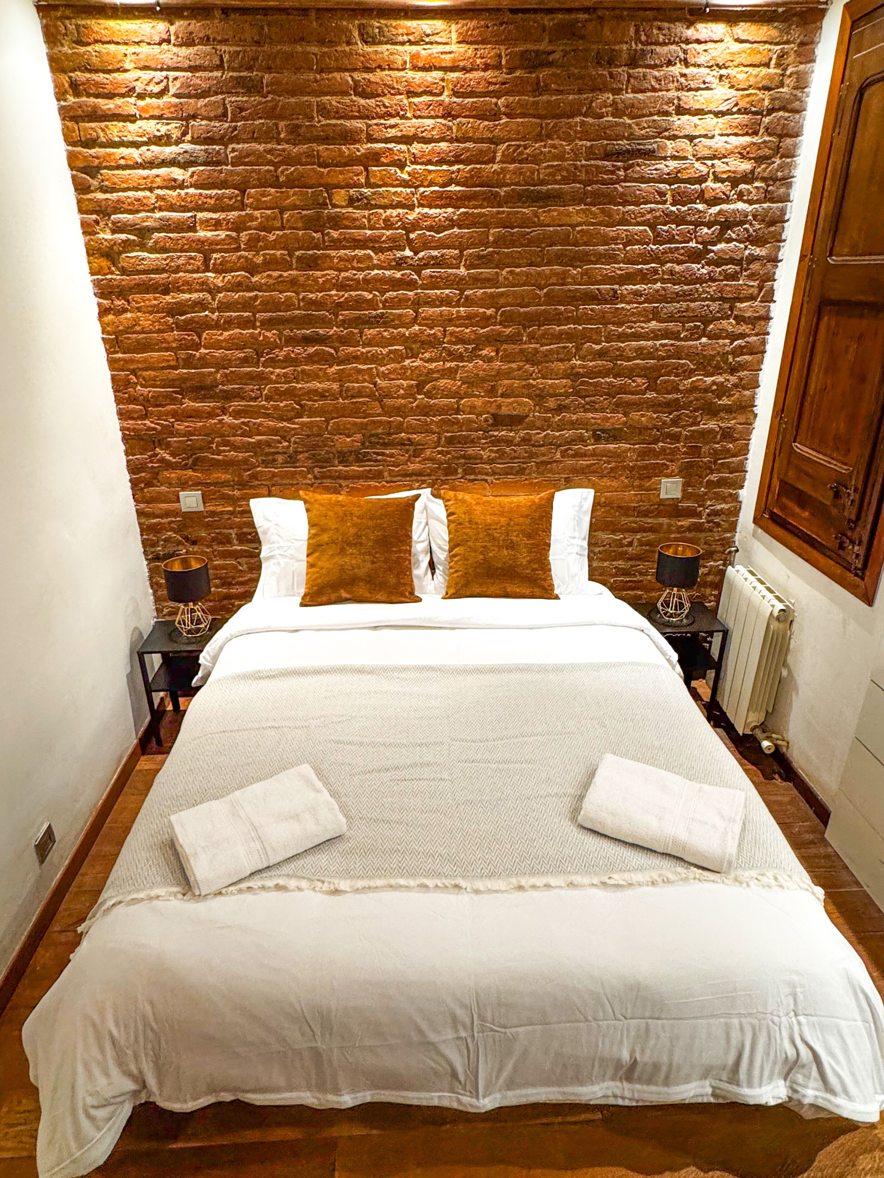 3 slaapkamers, een bureau, een strijkplank/strijkijzer, reisbedje