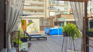 Un espace extérieur abrité avec des sièges, une table de billard, des coussins et des plantes en pot.