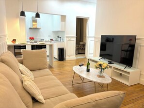 TV, fireplace - L'appartement Moliteuil (Paris)