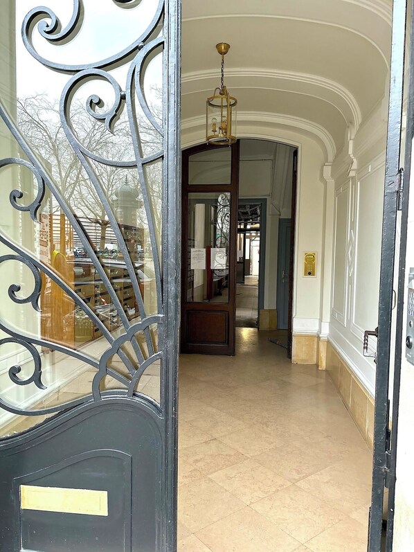 Exterior detail - L'appartement Moliteuil (Paris)