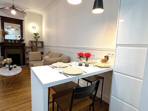 Dining - L'appartement Moliteuil (Paris)