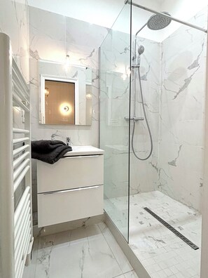 Dusche, Haartrockner, Handtücher, Toilettenpapier