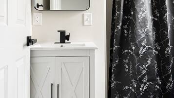 Haartrockner, Handtücher, Seife, Shampoo