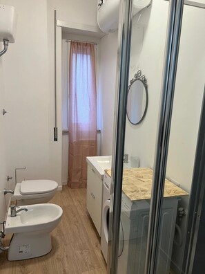 Shower, hair dryer, bidet, towels - CAFE PORTONACCIO APARTMENT just minutes from train stations and downtown (Roma)