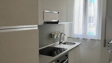 Frigorifero, microonde, forno, piano cottura