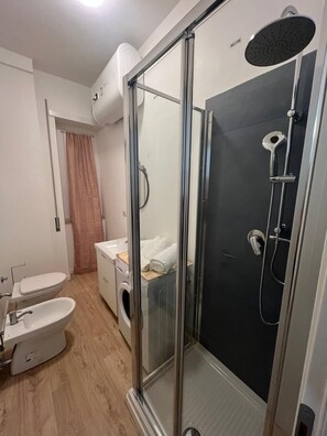 Shower, hair dryer, bidet, towels - CAFE PORTONACCIO APARTMENT just minutes from train stations and downtown (Roma)